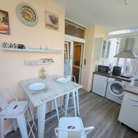Sea Vibes - Free Public Parking, Wifi, Cable & Smart Tv, 0,9 Km To شقة *